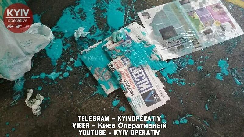 В Киеве на станции метро облили краской раздававшую газеты "Вести" девушку (фото)