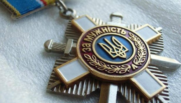 Сестра погибшего в Ил-76 десантника вернула награду брата из-за заявления Порошенко