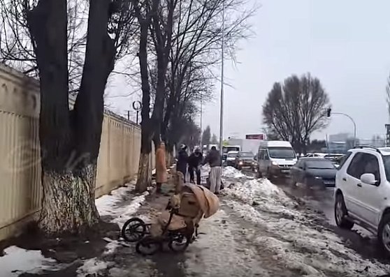 Под Киевом наркоман чуть не убил маму с детьми: появилось первое видео ДТП
