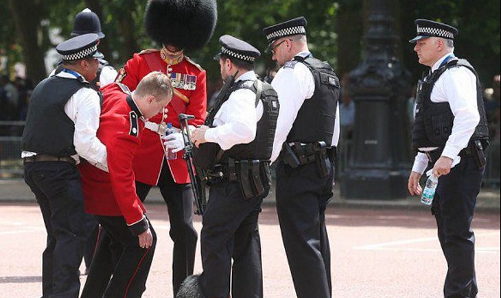В Лондоне во время парада в честь дня рождения Елизаветы II несколько гвардейцев потеряли сознание