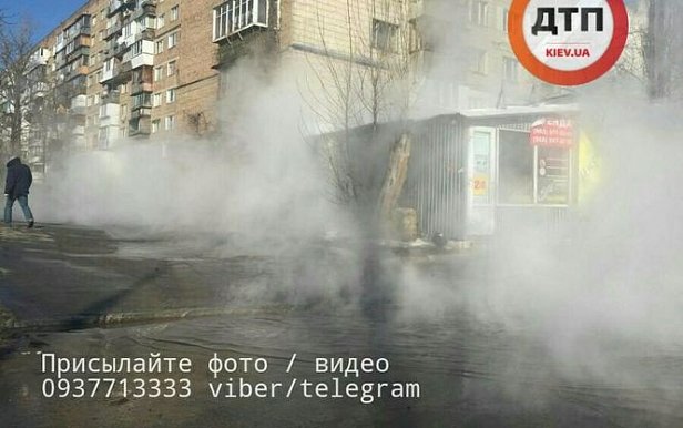 Прорыв теплотрассы в Подольском районе Киева