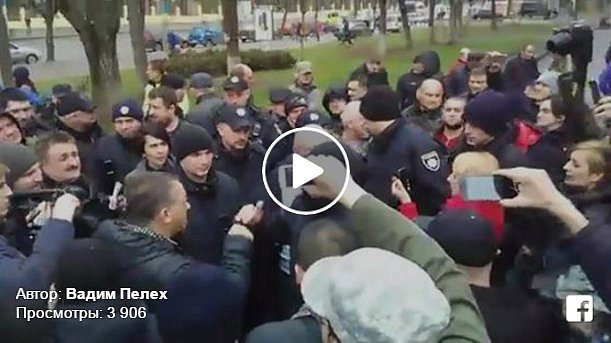 В Черновцах радикалы избили политолога во время круглого стола по проблемам нацменьшинств (фото, видео)