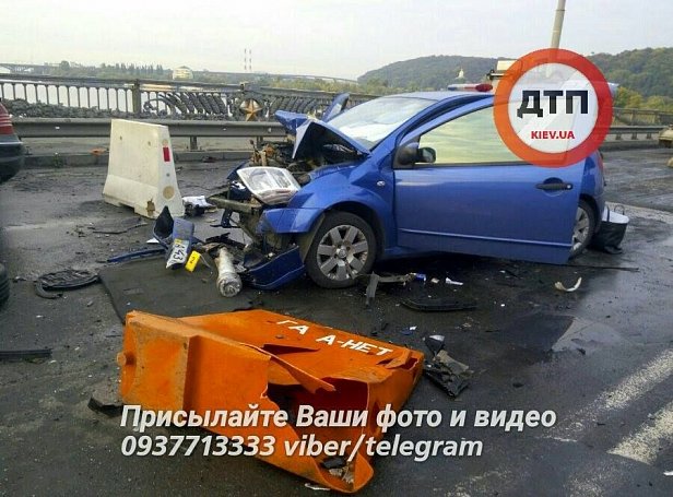 В Киеве на мосту Патона в результате масштабного ДТП возник пожар