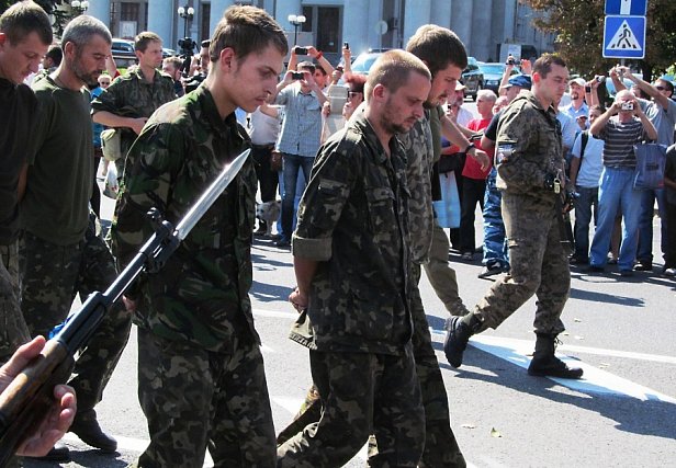 Украинские военнопленные в Донецке