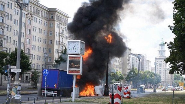 Взрыв в Берлине: очевидцы сообщают о взорвавшейся фуре