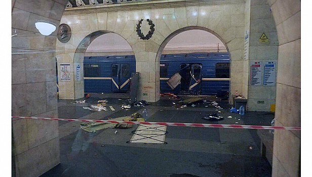 На фото  - последствия теракта в метро Питера