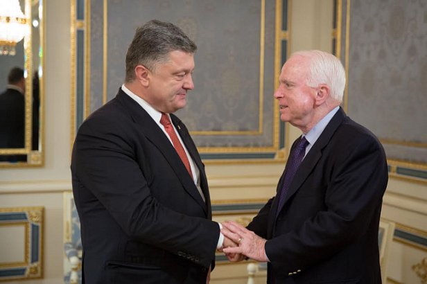 Маккейн заверил Порошенко, что большинство американцев готовы помогать Украине