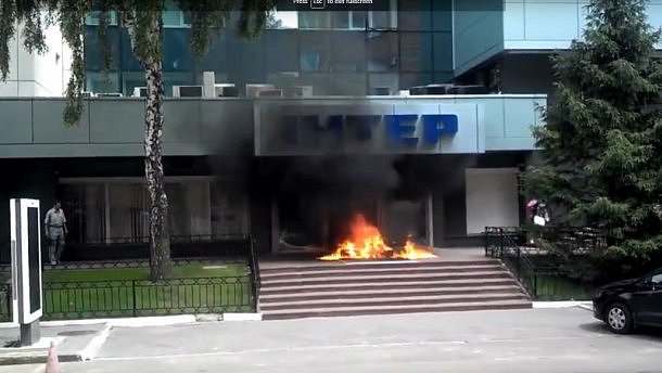 Активисты подожгли офис телеканала 