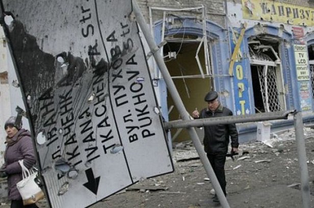 На фото разрушения в Донецке