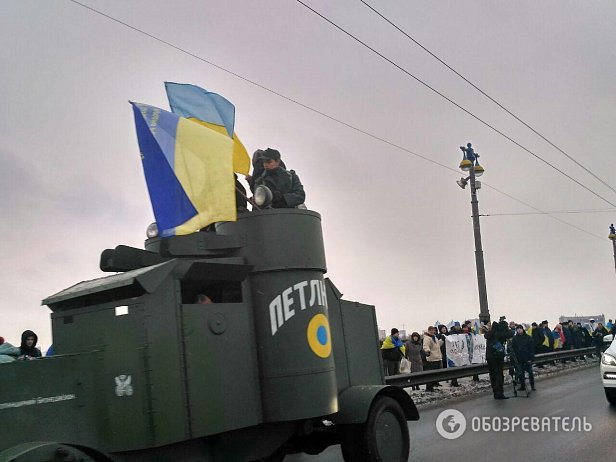 В Киеве живой цепью соединили два берега: опубликованы яркие фото и видео