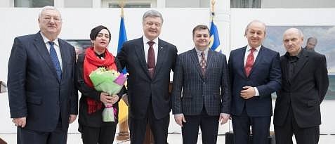 На фото лауреаты Шевченковских премий в 2017 году и президент Украины 