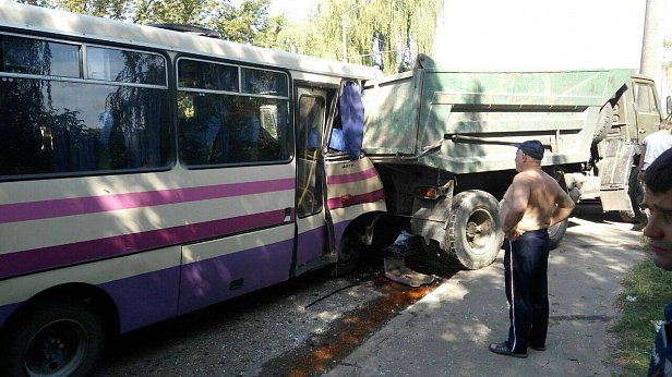 В ДТП в Луцке маршрутка врезалась в КАМАЗ, пострадали 10 человек