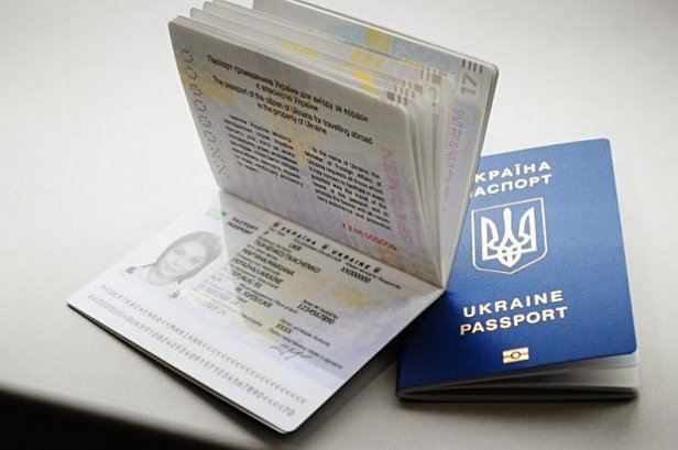 на фото - биометрический загранпаспорт украинца