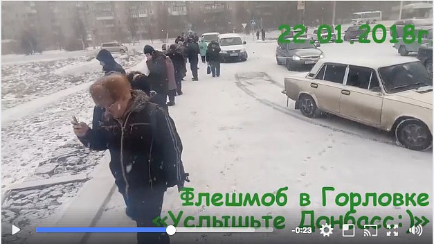 Жители оккупированной Горловки массово съезжаются на остановку “Улица Жукова” – единственное место, где есть мобильная связь (видео)