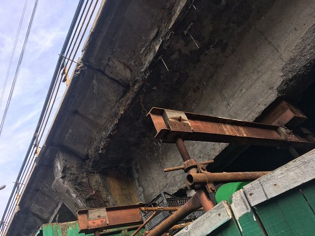 Шулявский мост в Киеве снова начал осыпаться