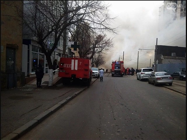 Горит ресторан, аптека и магазин: в Одессе в элитном районе не могут справиться с огнем