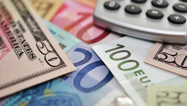 Межбанк закрыл торги: доллар 22.8, евро 24.3 грн