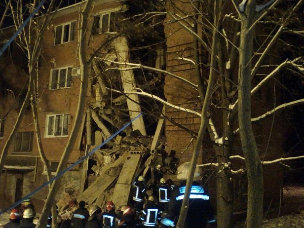 Обрушение общежития в Чернигове: из-под завалов достали 12-летнего ребёнка