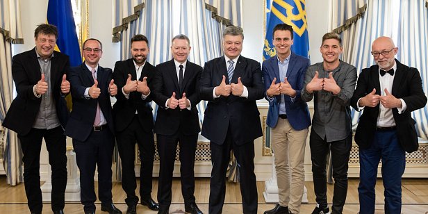 На фото  - Президент Украины, организаторы и ведущие Евровидения