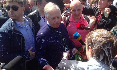 Симоненко облили кефиром на митинге в Киеве