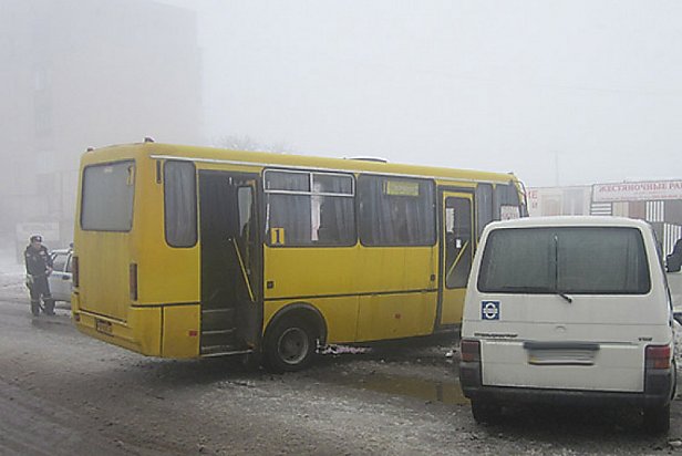 в Луцке маршрутный автобус совершил наезд на школьников