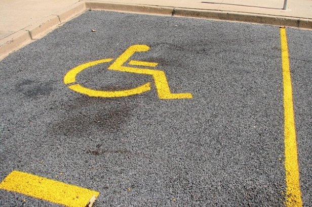 На фото специально маркированное место для парковки инвалидов