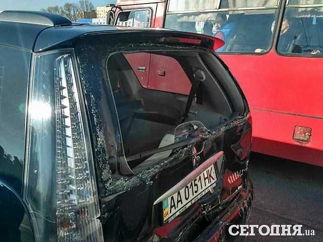 В Киеве грузовик на светофоре превратил в лепешку пять авто (+4 фото)