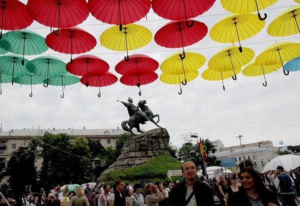 День Киева: зонтики на Софии, еда на Подоле, ремесла на Андреевском (фото)