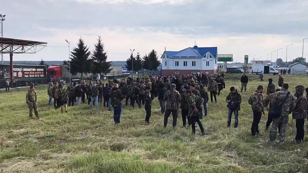 Более 100 людей в камуфляже полиция задержала на пункте Краковец