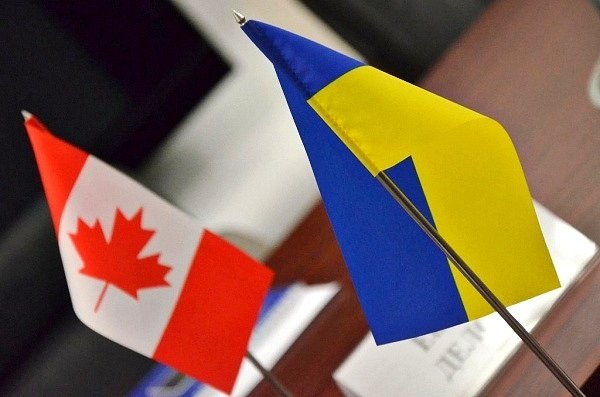 На фото  - флаги Канады и Украины