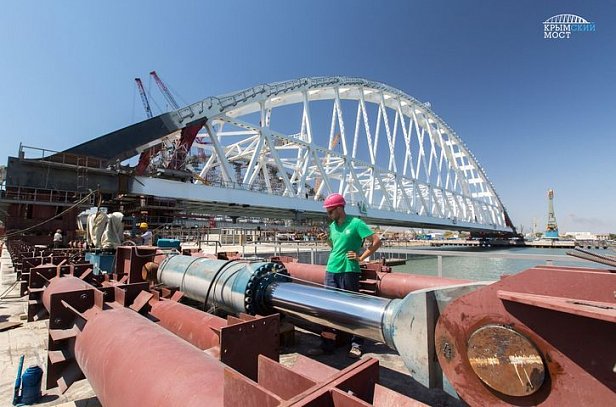 Россия начала устанавливать железнодорожную арку Керченского моста