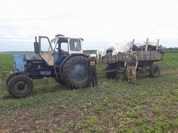 Пограничники задержали на границе трактор, который вёз в Россию три тонны мяса