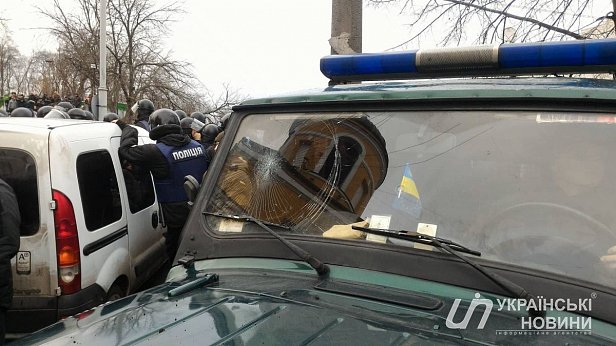 Центр Киева охватил хаос: начался погром авто, полиция применила газ (фото)