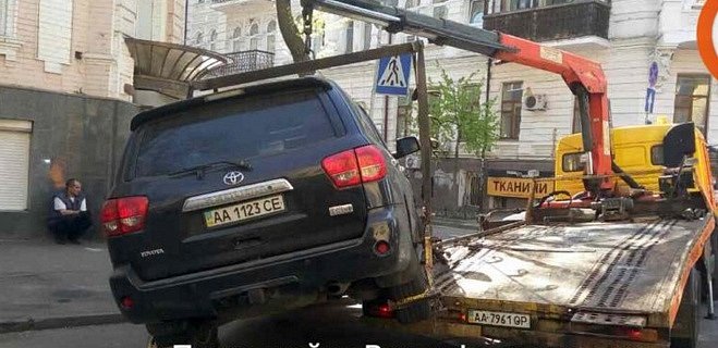 Эвакуатор уронил тяжелый внедорожник, неправильно припаркованный в центре Киева (+5 фото)