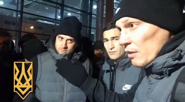 Ультрас остановили автобус "Шахтера" и с угрозами "наехали" на футболистов: опубликовано видео