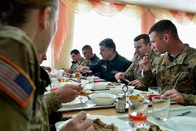 Солдат ВСУ будет кормить то же лицо, что и во времена Януковича