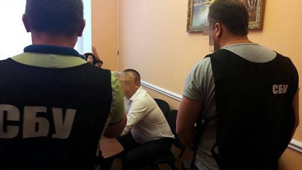 На фото  - задержание депутата в Житомире