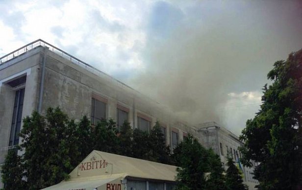 При тушении театра в Черкассах пострадали трое спасателей