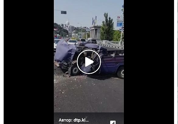 В Киеве на мосту Патона пикап с арсеналом оружия влетел в ЗИЛ
