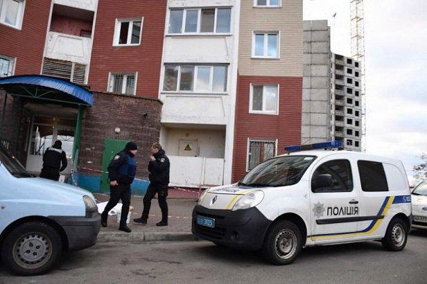 Выбросили на улицу: появились жуткие подробности "самоубийства" женщины в Киеве