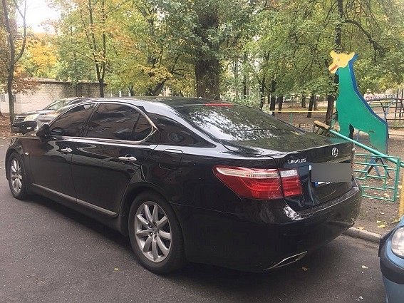 В Киеве грабители со стрельбой пытались отобрать $1000 у водителя Lexus (фото)