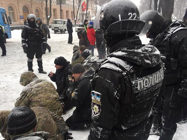 Под Радой прошли столкновения с силовиками: десятки задержанных