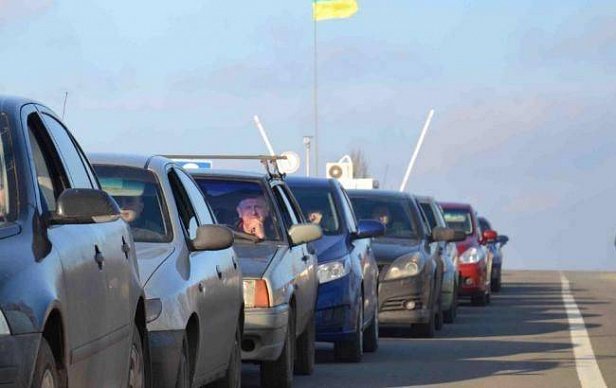 На фото очередь из автомобилей на КПВВ на Донбассе