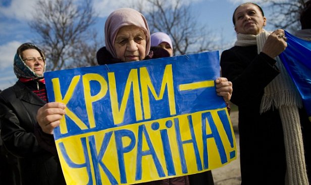 Беженцы из Крыма устроили акцию протеста под российским посольством в Киеве
