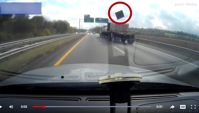 Камера сняла ДТП из "Пункта назначения": крышка из грузовика влетела в водителя
