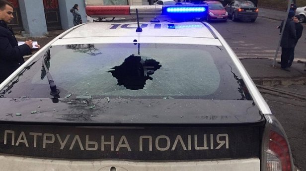 Полиция задержала сторонницу Саакашвили, разбившую стекло в патрульной машине