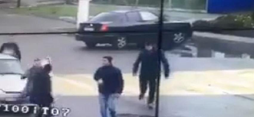 В России водитель устроил драку с пешеходами. Смотрите, что он сделал, когда не смог их одолеть. Видео