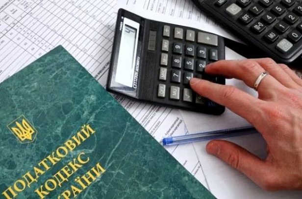 Украинцев обложат налогами за помощь родителям