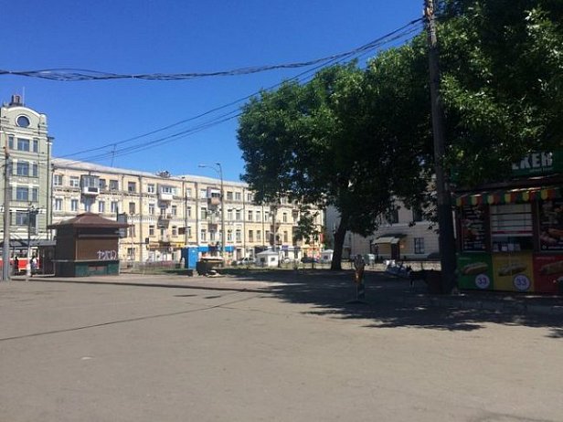 В Киеве на Контрактовой площади снесли МАФы