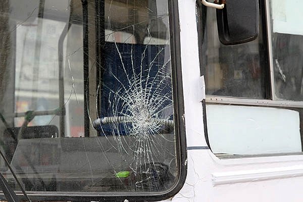 В Киеве обстреляли автобус с пассажирами: детали инцидента